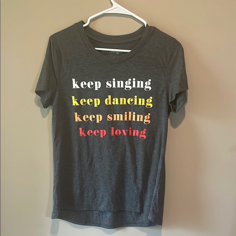 Gorgeous Gray Graphic T-Shirt Excellent Condition